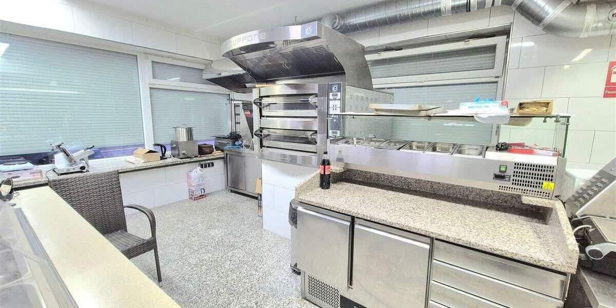 Attraktives Investorenobjekt: Wohn- und Geschäftshaus mit 15 Einheiten, Büro & Restaurant 4 zimmer