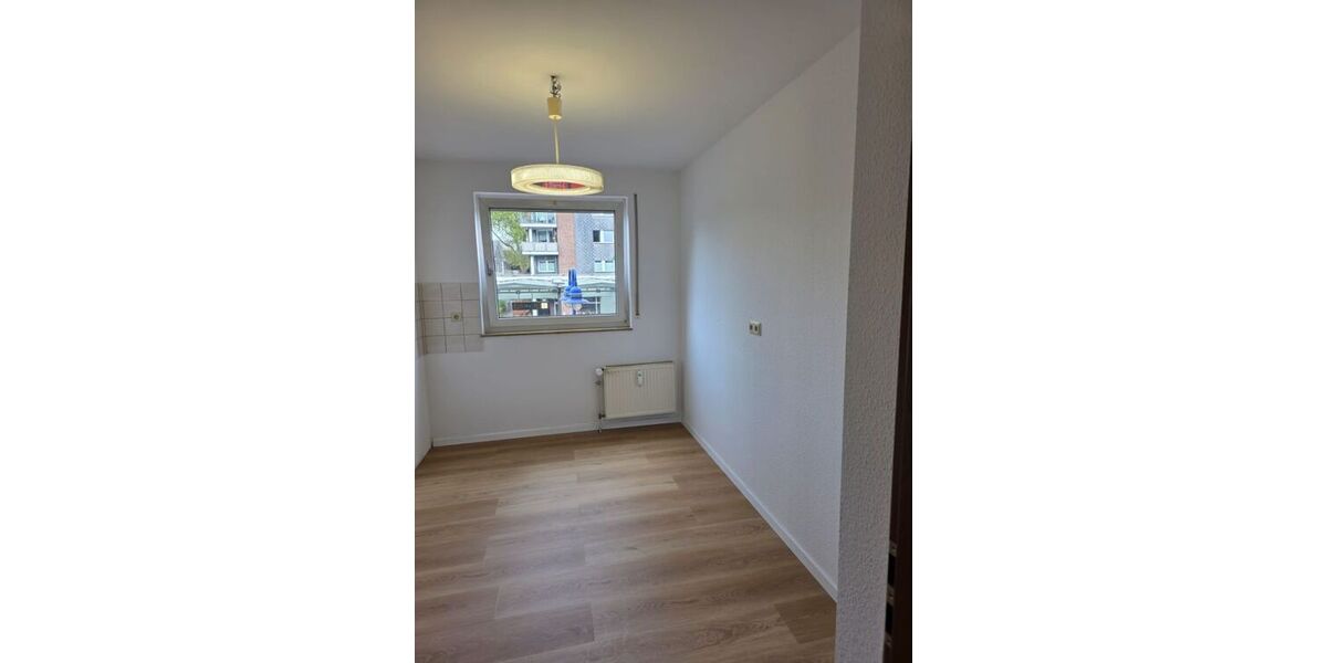 Renovierte 2,5 Zimer-Wohnung mit Aufzug, Balkonkraftwerk, Video-Sprechanlage, Garage (Warmmiete: 1.040 + 100 Garage) - Etagenwohnung Duisburg Meiderich | Angebot:27473556