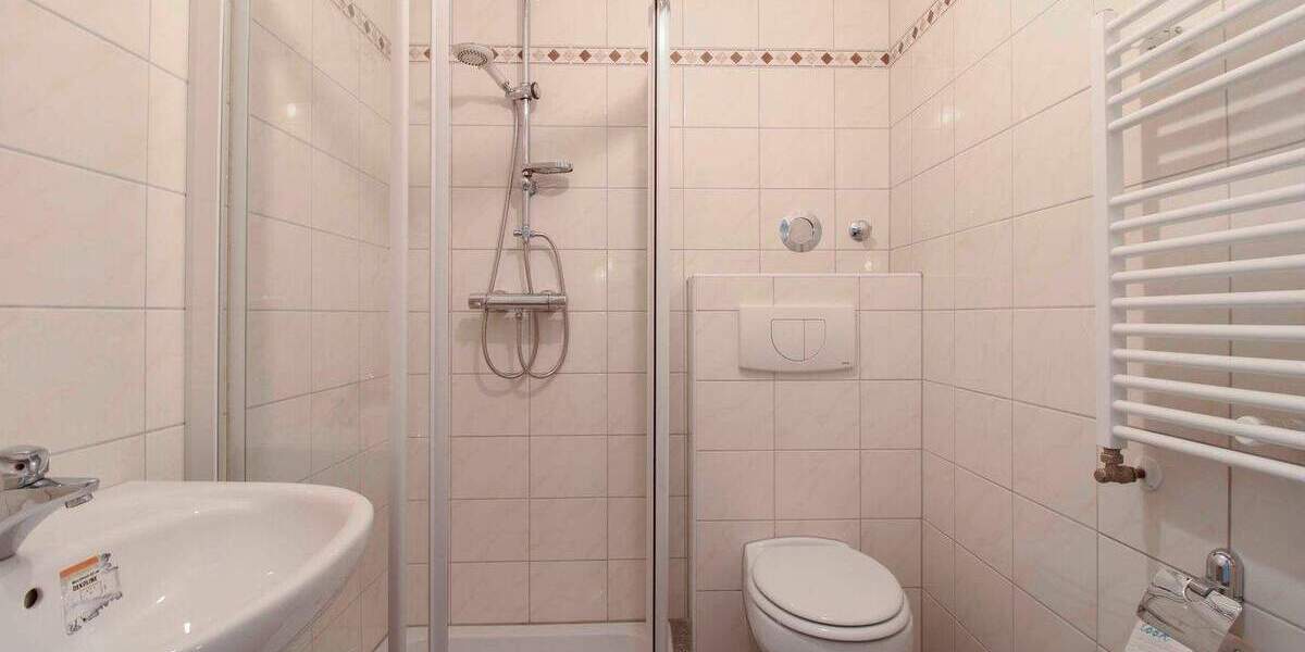 Großzügige, hochwertig modernisierte 2-Zimmer-Wohnung mit gut vermieteter Gewerbefläche 2 zimmer