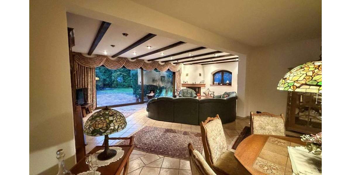 Doppelhaushälfte mit großzügigem Grundstück, Kamin und Doppelgarage 4 zimmer