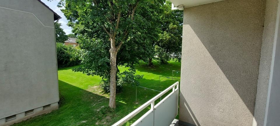 Bei VIVAWEST die Sonnenstrahlen auf dem eigenen Balkon genießen. zimmer