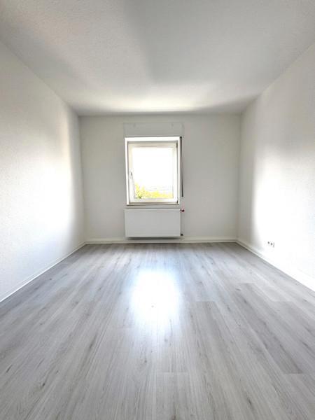 Frisch renovierte 4-Zi.-DG-Whg. mit Tageslichtbad zimmer