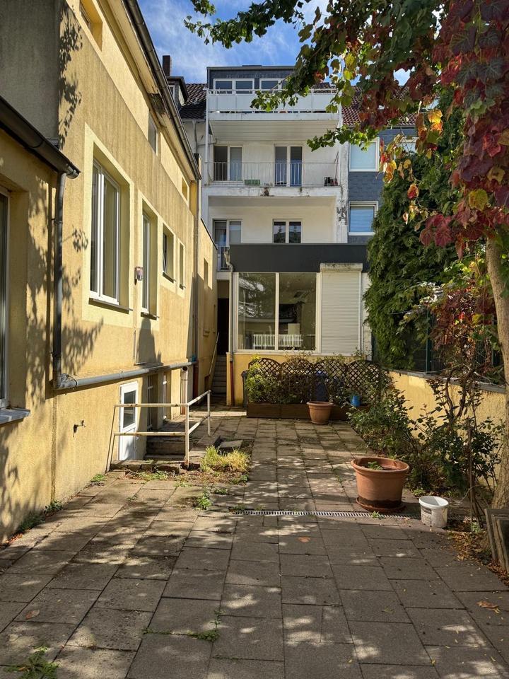 Attraktives Mehrfamilienhaus mit Büroflächen
