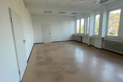 Heller Büroraum in großem Bürokomplex zu vermieten! zimmer