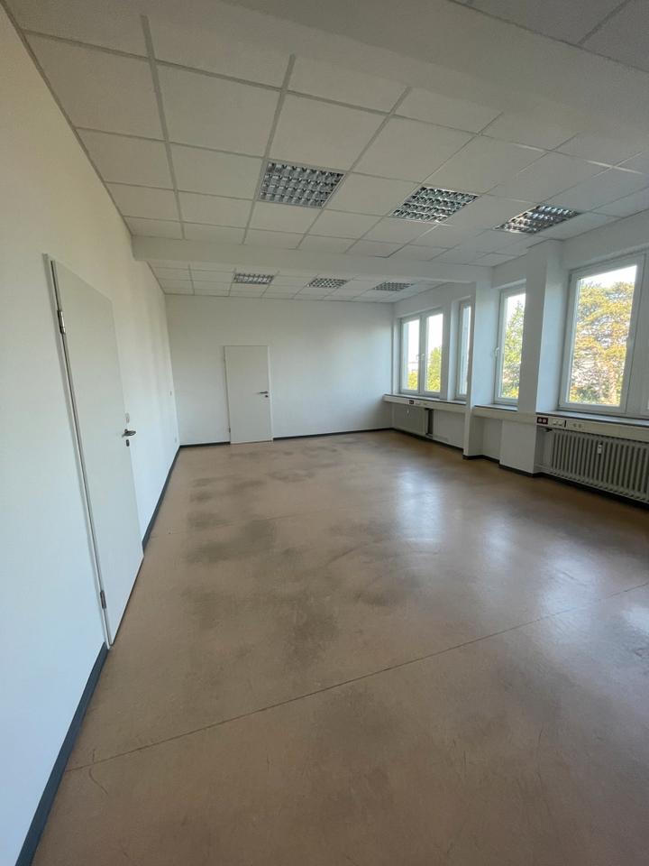 Heller Büroraum in großem Bürokomplex zu vermieten! zimmer