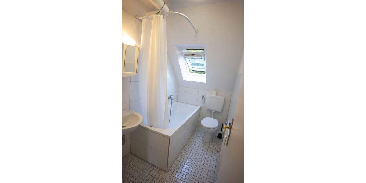 Teilmöbliert & modernisiert: 2 Zimmer im DG mit neuem Bad - ab 15.01.2026 2 zimmer