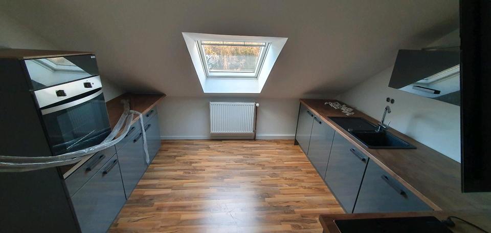 Schöne Dachgeschoss Wohnung mit Einbauküche sofort bezugsfertig 3 zimmer