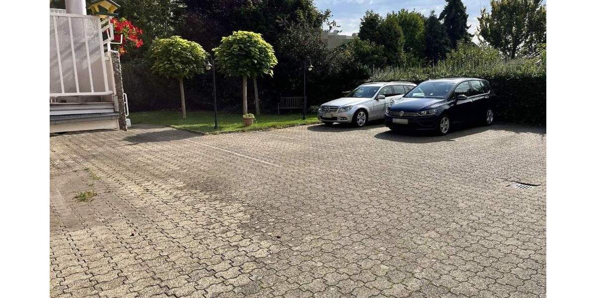 3-Zimmer Dachgeschosswohnung mit großem Balkon und PKW-Stellplatz in Duisburg-Bergheim 3 zimmer