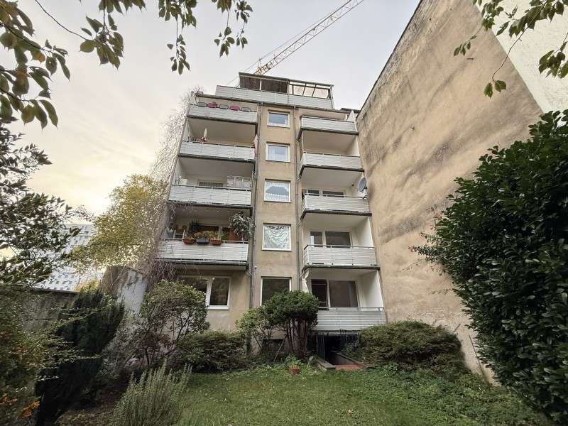 Haus zum Kaufen in Düsseldorf 2.450.000 € 665 m² 12 zimmer
