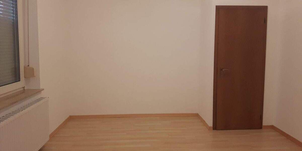 Schöne Altbauwohnung in einem 4 Parteienhaus. 4 zimmer