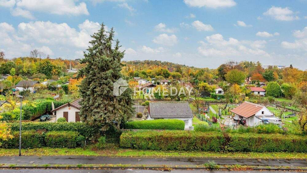 Geräumige DHH mit ca. 140 m² Gesamtfläche (davon 96 m² Wohnfläche) und liebevoll angelegtem Garten 4 zimmer