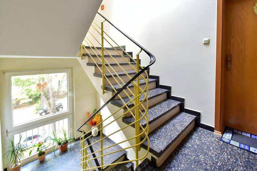 Duissern: Moderne & möblierte 2-Zimmer-ETW mit Parkett, Energieeffizienzklasse C & Top-Lage