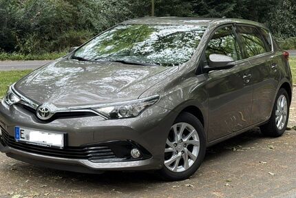 Toyota Auris 68.644 km 9.999 &euro; Essen 45219