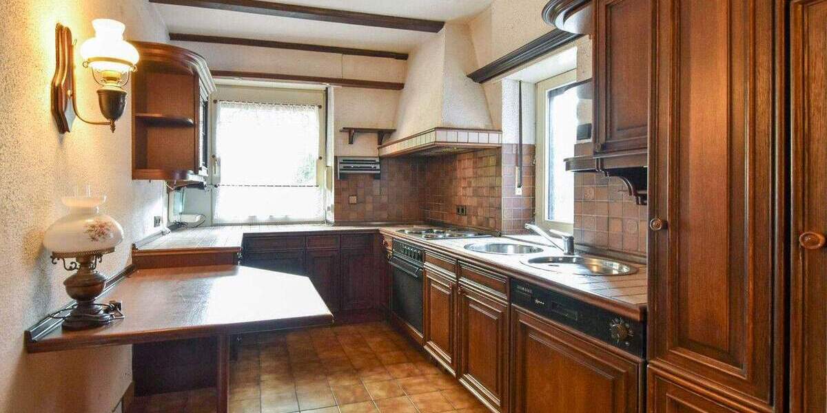 Split-Level-Haus mit großem Potenzial in Duisburg-Huckingen - Energieeffizienzklasse D 4 zimmer