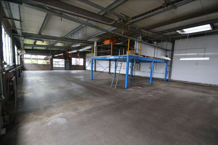 Halle in Hilden 2.752 € 325 m²