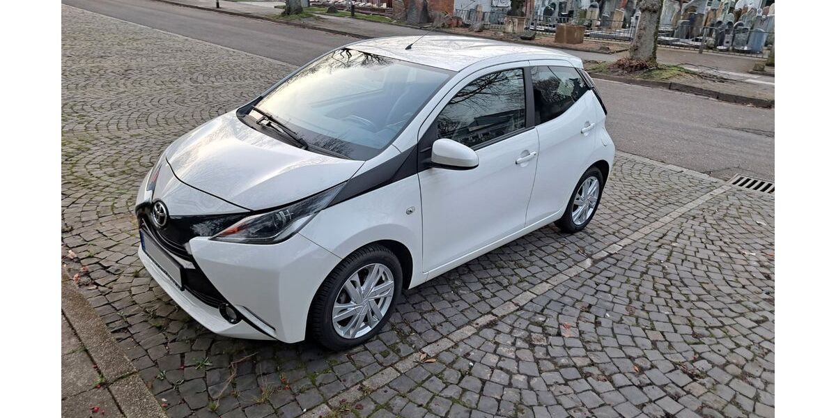 Toyota Aygo (X) 74.000 km 9.800 &euro; Essen 45138