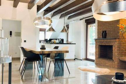 Kernsanierte Dachgeschosswohnung mit Kamin, Luxusbad & Balkon 3 zimmer