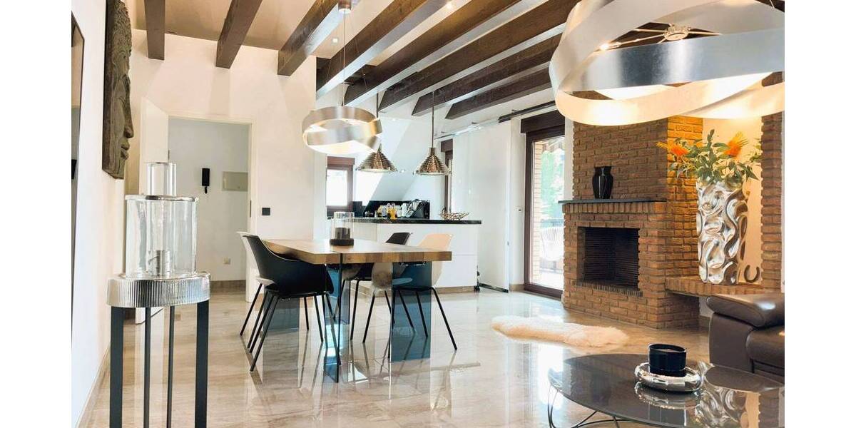 Kernsanierte Dachgeschosswohnung mit Kamin, Luxusbad & Balkon 3 zimmer