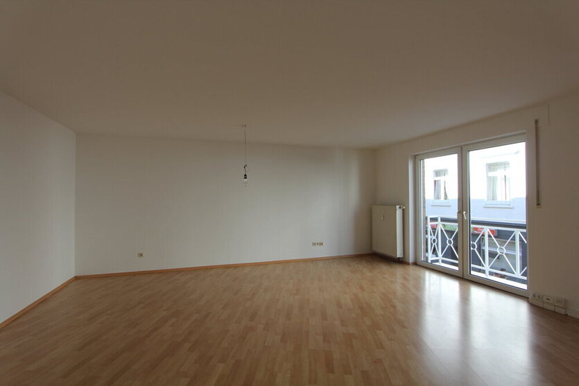 EXKLUSIV NÄHE OBERKASSELHEERDT WEIßES BAD LAMINAT GROßES WOHNZimmer RENOVIERT GARAGE VERMIETET