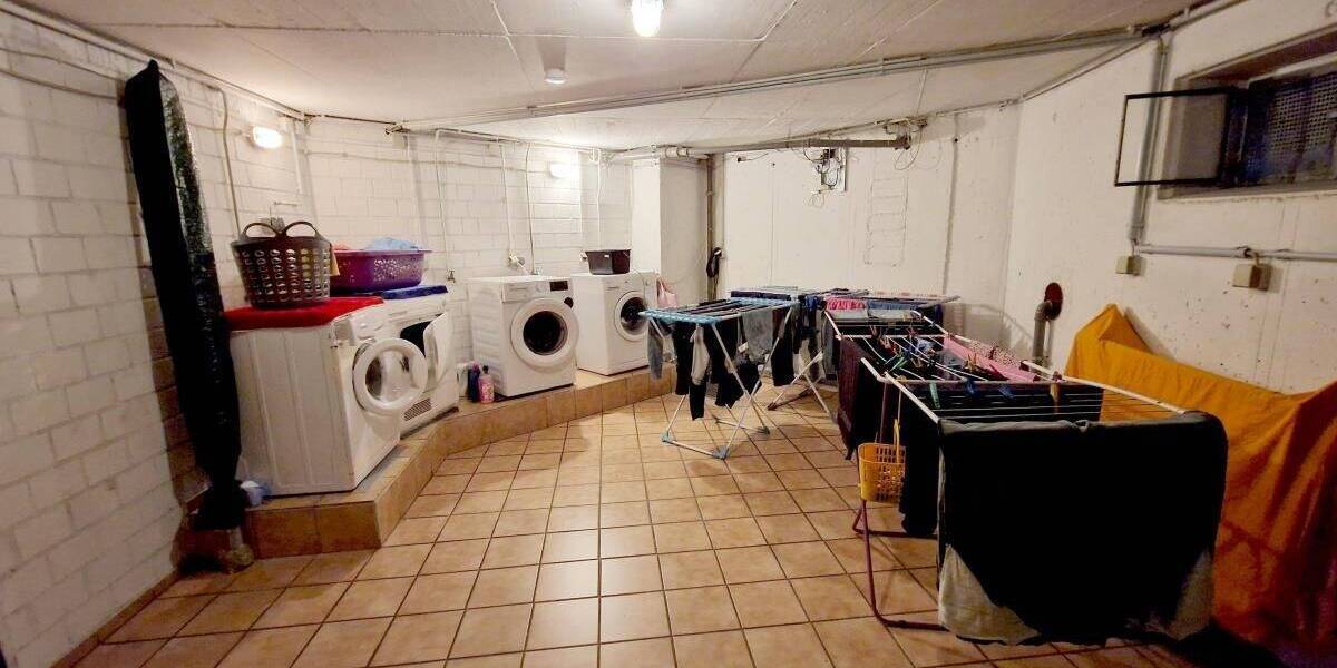 Solide vermietete moderne Wohnung mit Dachterrasse und Garage. 3 zimmer