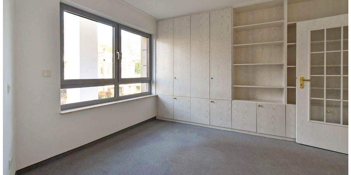 Stilvoll in Spitzenlage! Barrierefreie 4½ R.-Wohnung mit Aufzug, Balkon & 2 Garagen in Bredeney 4 zimmer