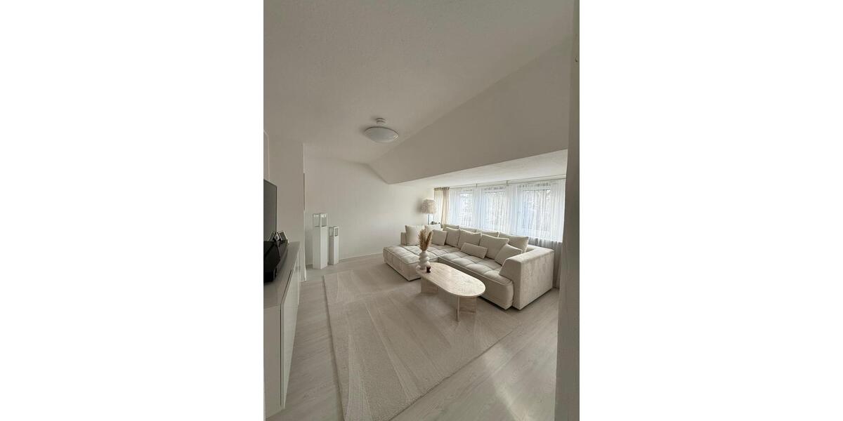 Helle Dachgeschosswohnung mit großem Balkon 2 zimmer