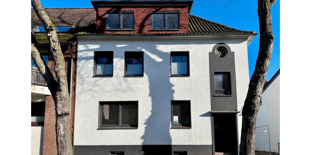 Großzügig Moderne Dachgeschoss Wohnung mit Gauben (2. Geschoss) 3 zimmer