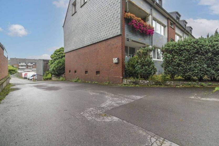 Großer Wohn- und Gewerbekomplex mit 9 WE, 23 GE und 45 GaragenSP in Oberhausen