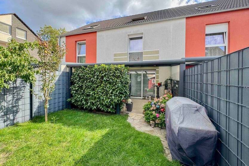 Modernes Reihenmittelhaus mit kleinem Garten und Einzelgarage in Ratingen - KfW 70 Effizienz!